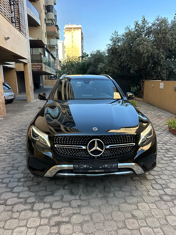 Mercedes GLC 300 4matic 2018 black on black (clean carfax-82000 miles)