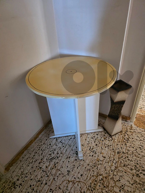 round corner table and vase