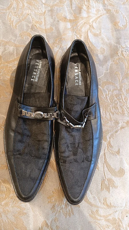 حذاء ماركه versace جلد.اصلي قياس ٤٤