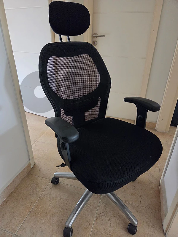 Ergonomic High-Back Mesh Office Chair (Very Good Condition)