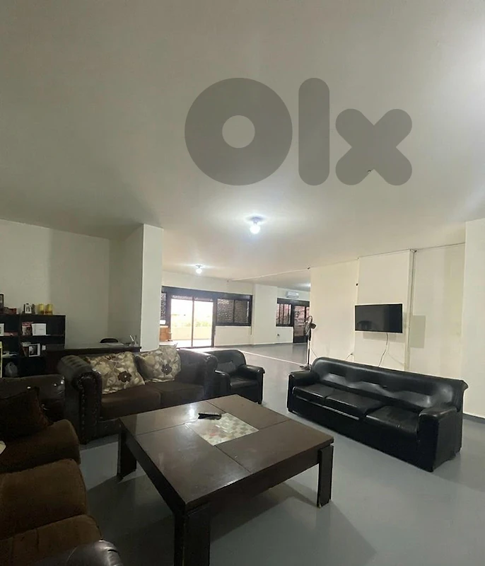 Showroom with Separate Office for Rent in Beit El Chaarصالة عرض مع