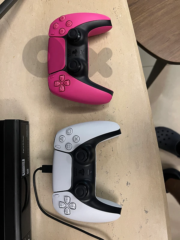 PS5 Slim 2controllers