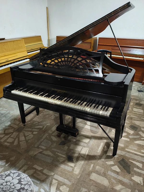 London Grand piano