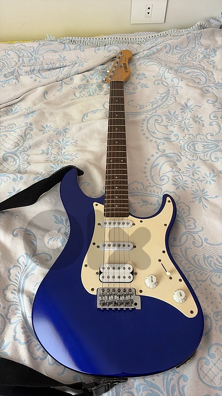 Yamaha EG 122C & Marshall MG10G Amp