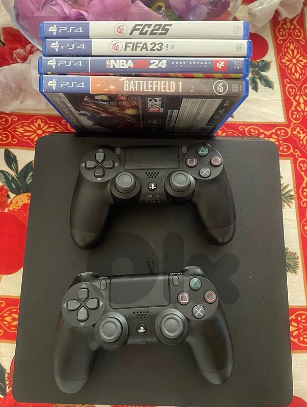PS4 2 Controllers + 4 games