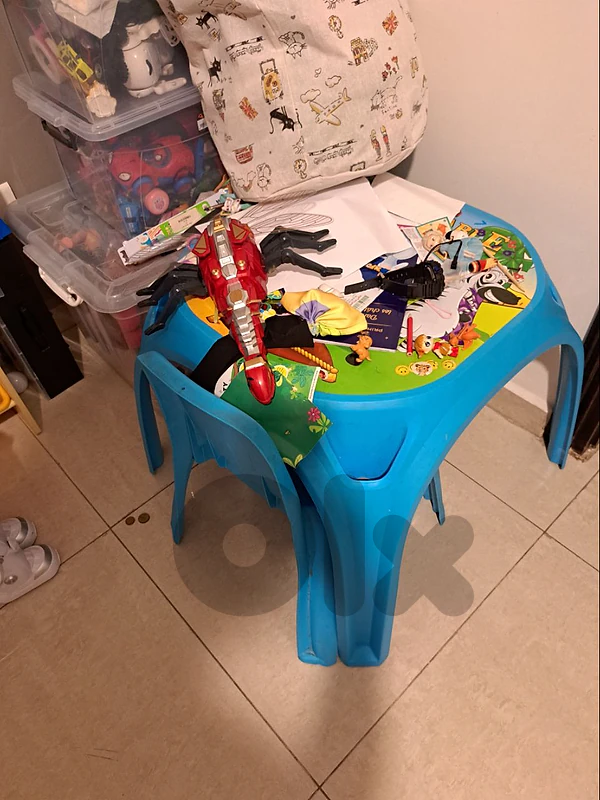 kids table with 2 chairs