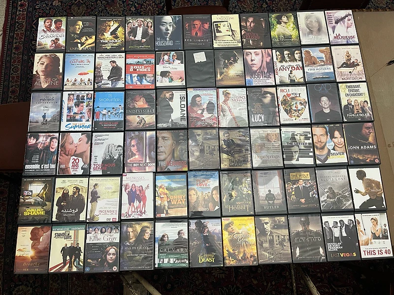 Lot de 145 DVD / 145 DVD Bundle