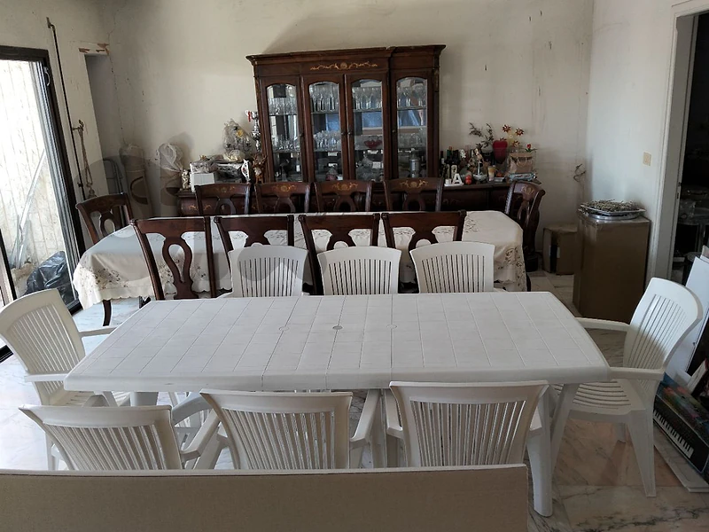 8-seat table