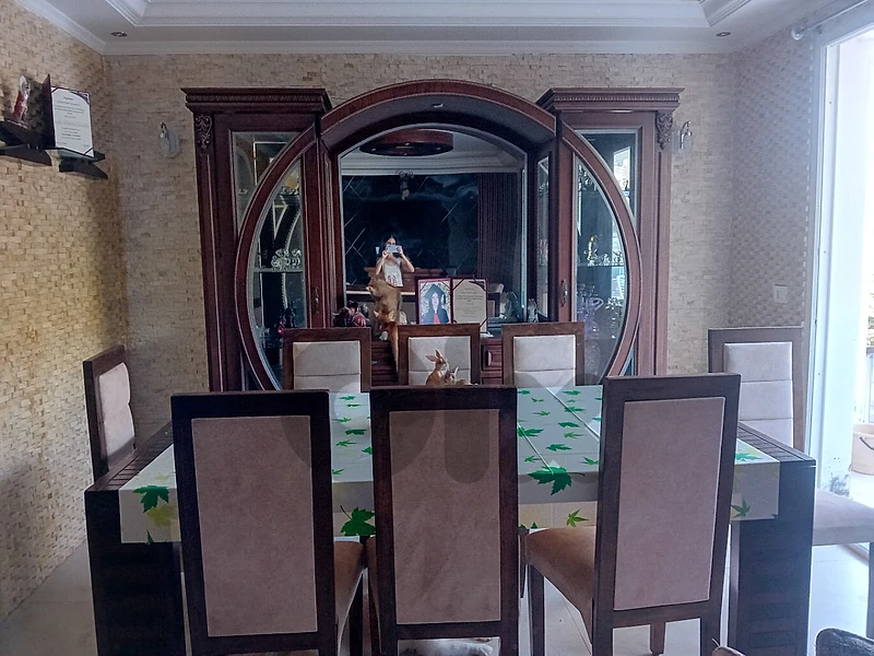 table + vitrine