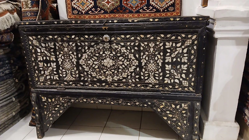 صندوق قديم شرقي مصدف مطعم