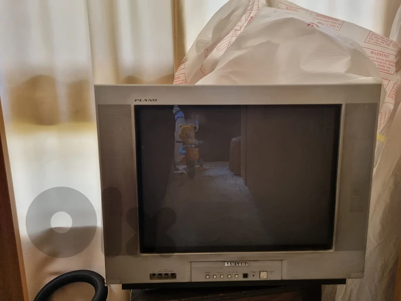 2 Samsung Tvs old 20inch and 25 inch