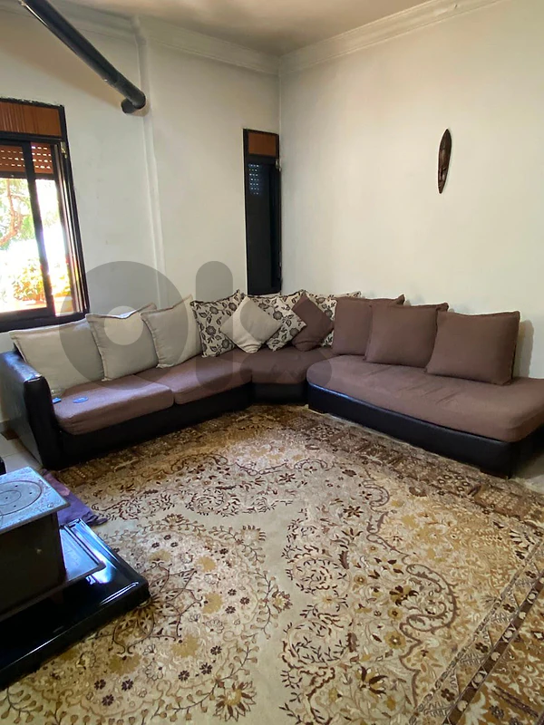 غرفة قعدة مع طاولة