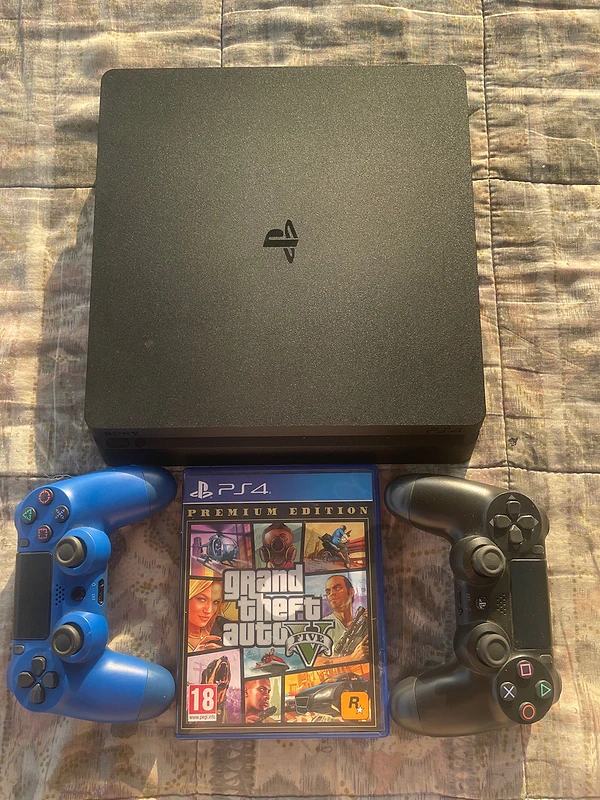 ps4 slim kitir ndifeh ma3a 2 controller original w cd wsletah