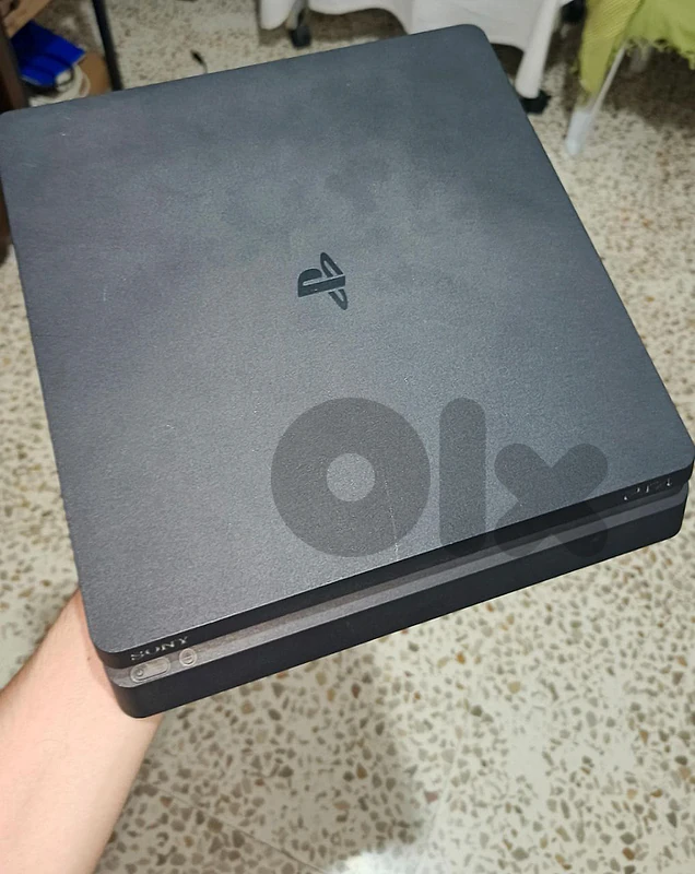 USED PS4 SLIM 500GB - CONSOLE + 2 CDS LIKE NEW CONDITION