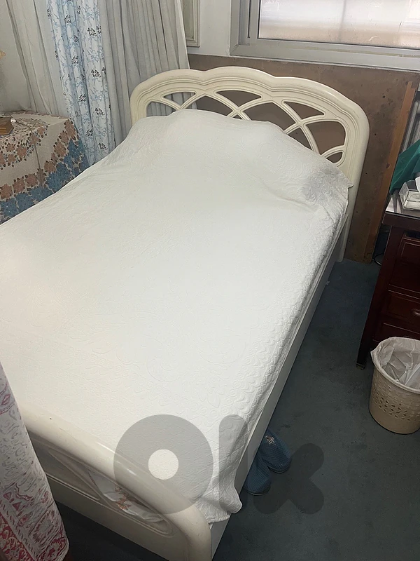 Beautiful Bedroom Set: 2 Beds with Mattresses & 2 Matching Nightstands