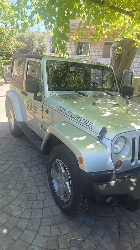 Jeep Wrangler Sahara 2010 .
