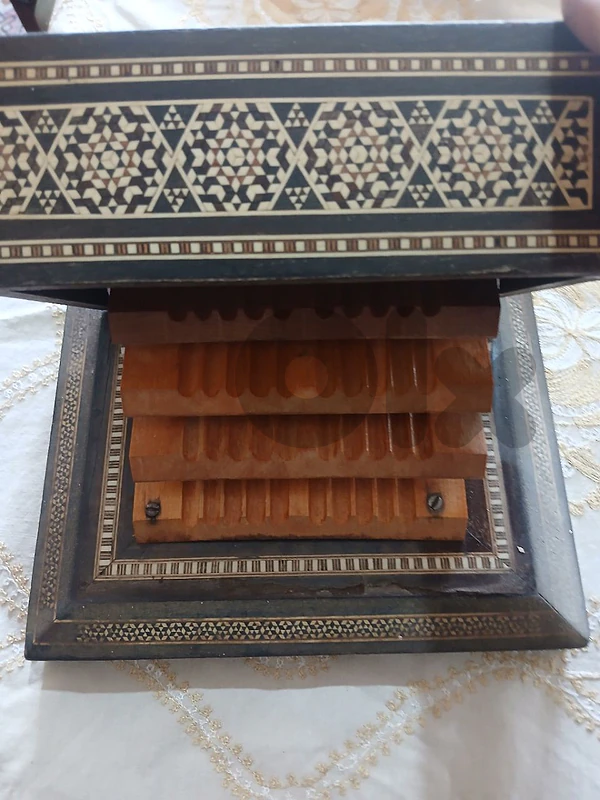 علبة سجاير  انتيكة مطعمة بحالة جيدة شامية