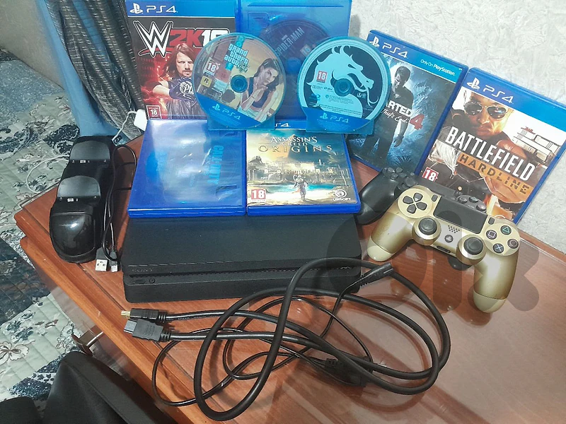 Selling Ps4, controllers and CDS for use or parts