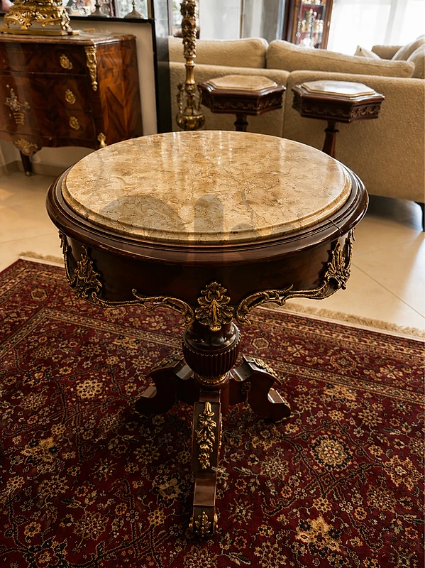 table auntique