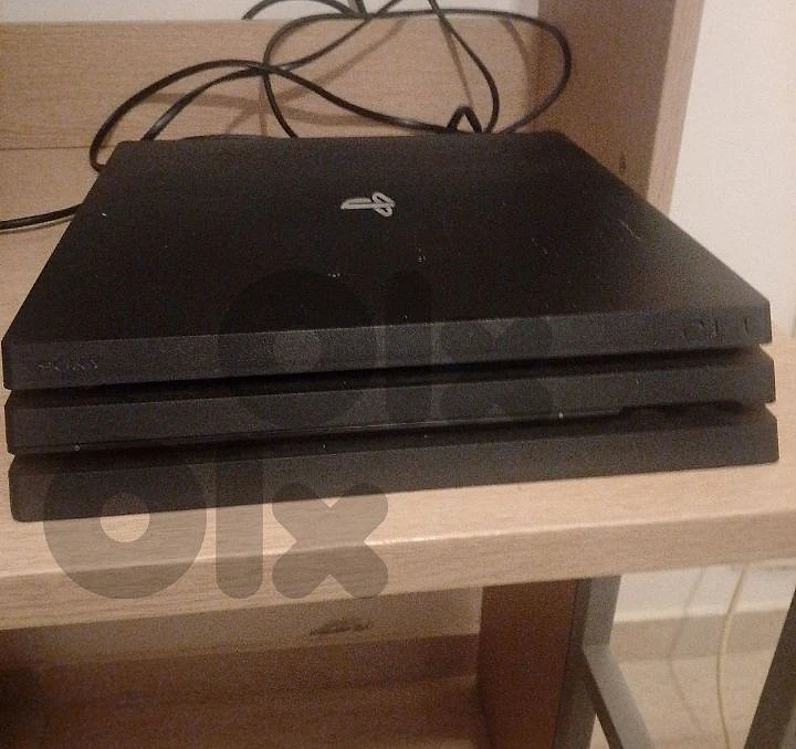 PS4 PRO 1TB+2 controllers+4 games+controller charging stand
