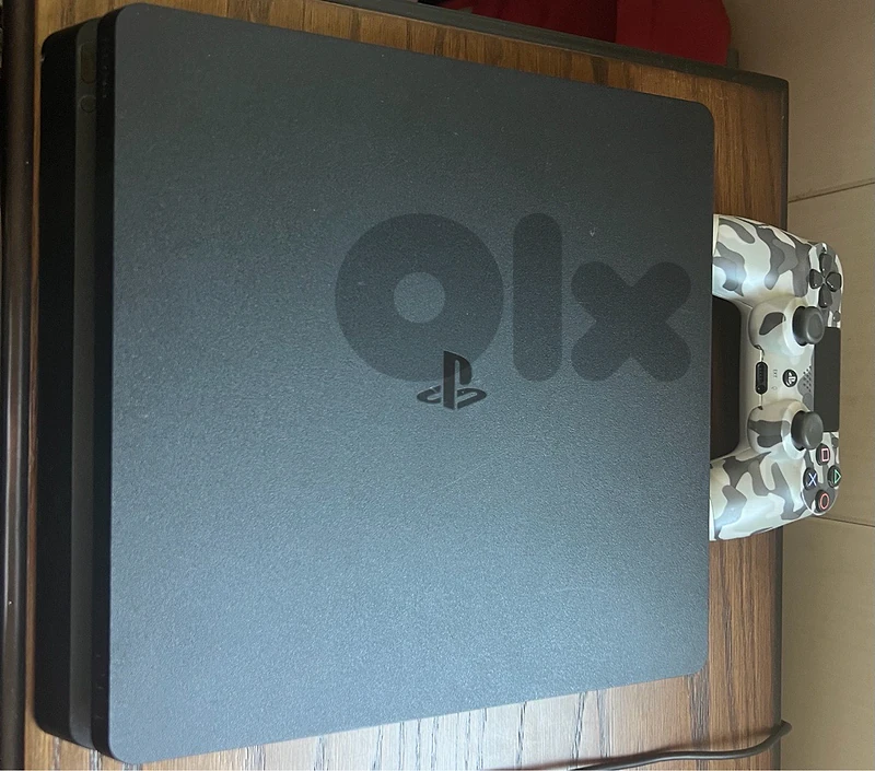 Playstation 4 slim 1 terra used with a controller copy A