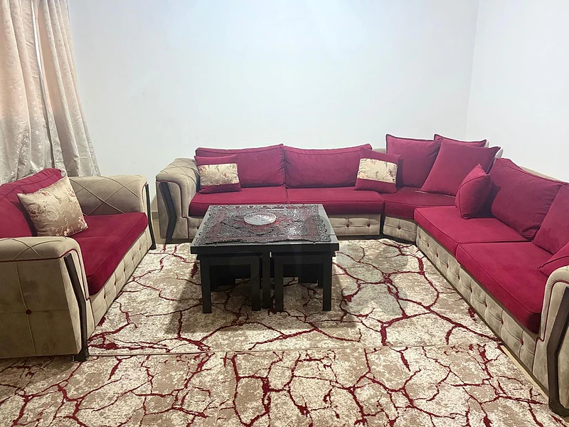 صالون وطاولة كاملة مع سجاد صالون وطاولة كاملة مع سجاد