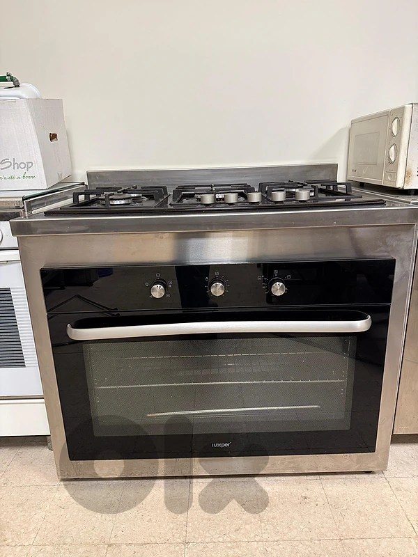 Built in stainless steel gas 5 burners with oven + tank closet