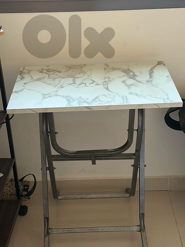 a foldable white table