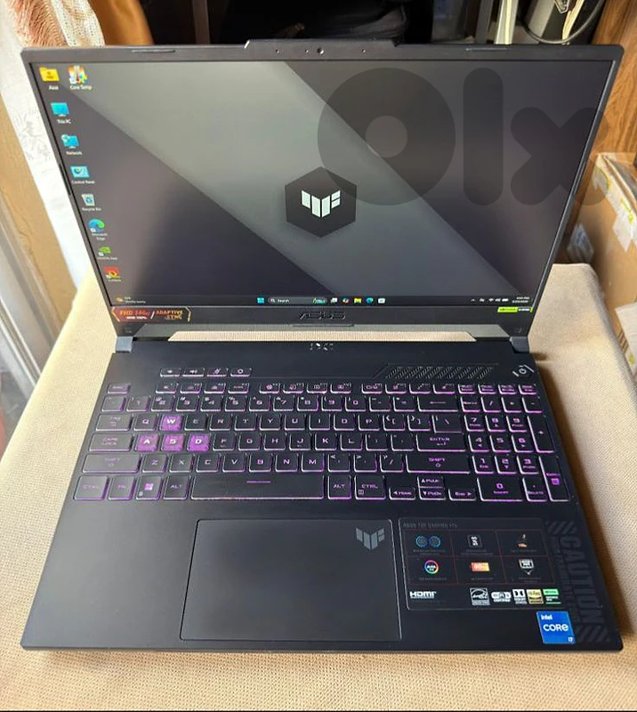 laptop gaming with wireless mouse and charger