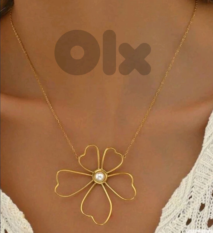 big flower necklace