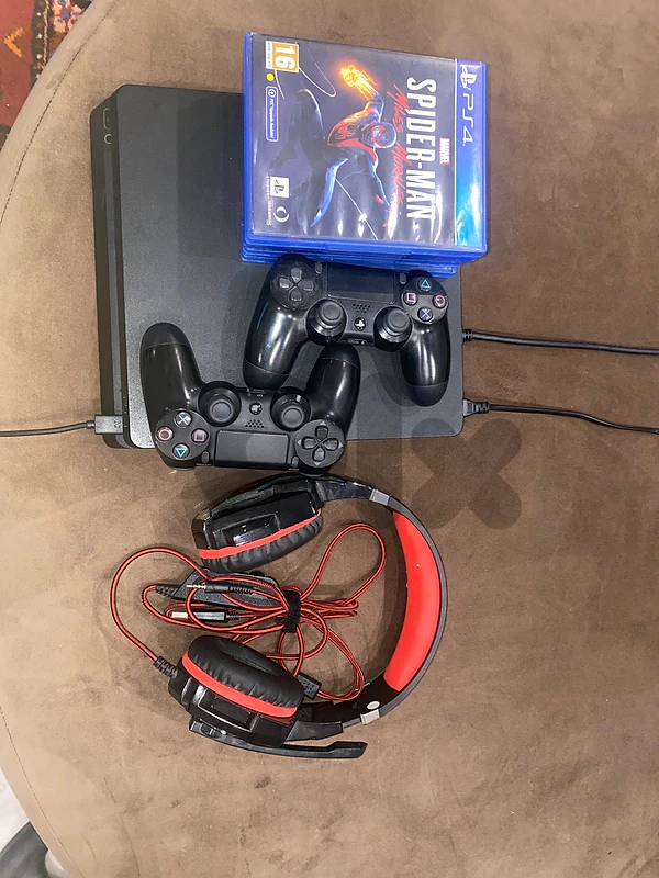 PS4 Slim [500GB] + 2 Controllers + 5 Games + Gaming Headset