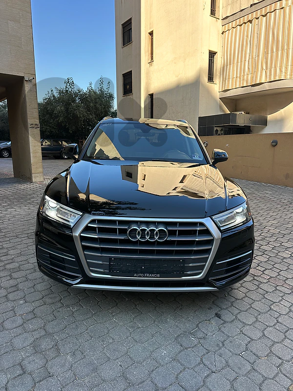 Audi Q5 Quattro 2018 black on black (clean carfax-76000 miles)