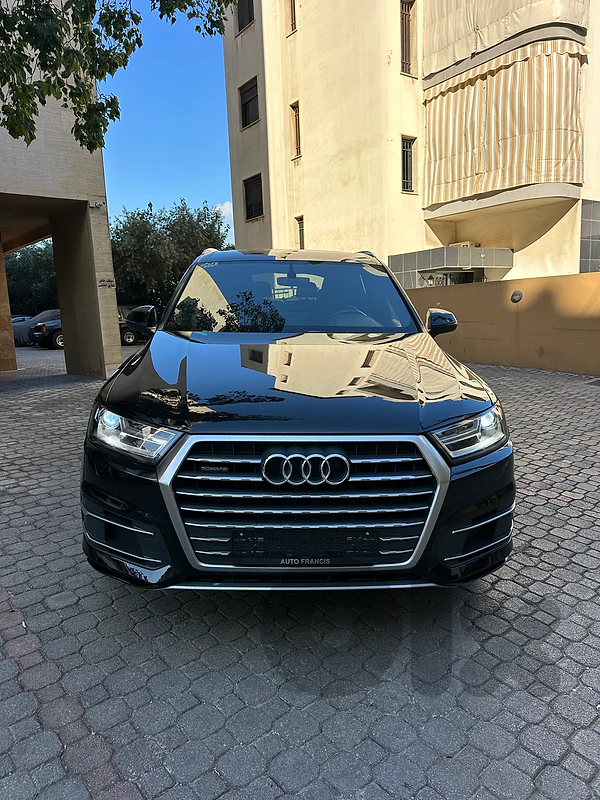 Audi Q7 Quattro V6 Premium Plus 2018 black on brown (clean carfax)