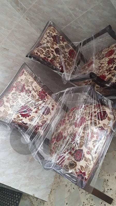 صالون ٤ قطع ١ كبيرة ١ وسط ٢ صغاز شيه جديد مع برداية ماملة عدد ٢