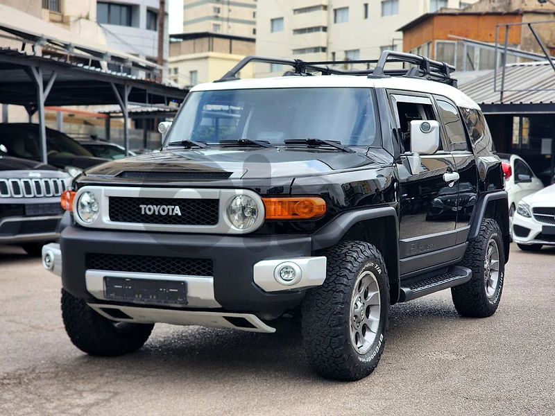 Toyota FJ Cruiser 2010 Top of the line in Perfect condition