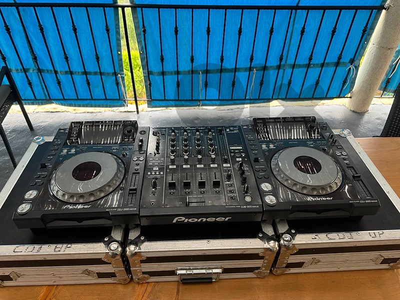 2x CDJ 2000 NXS + DJM 900 NXS with Flight Cases