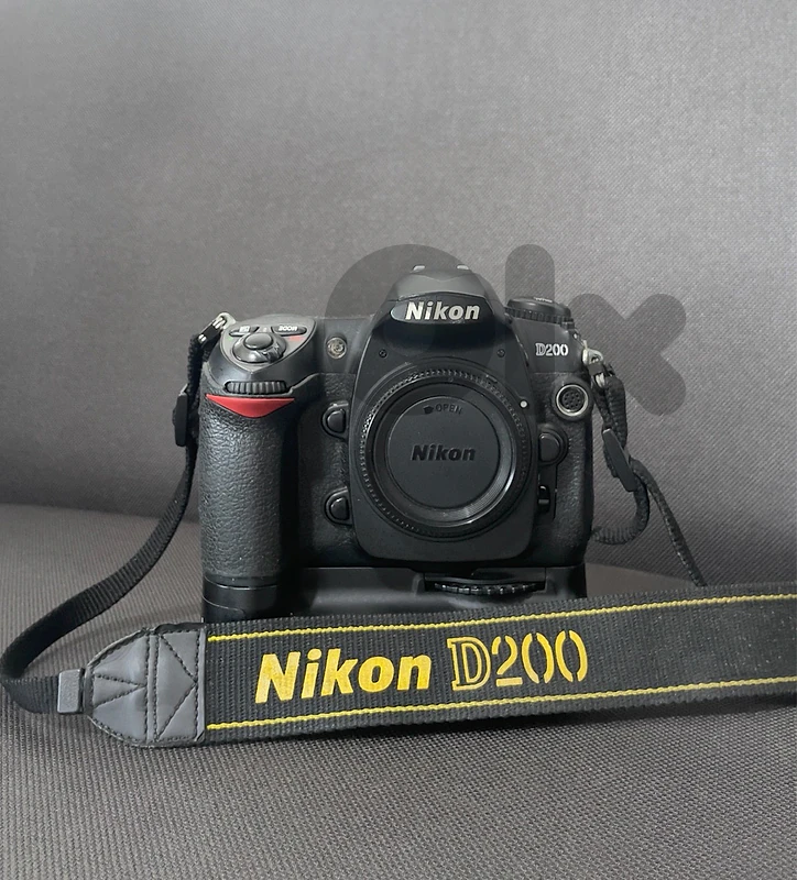 nikon D200 camera (with grip)