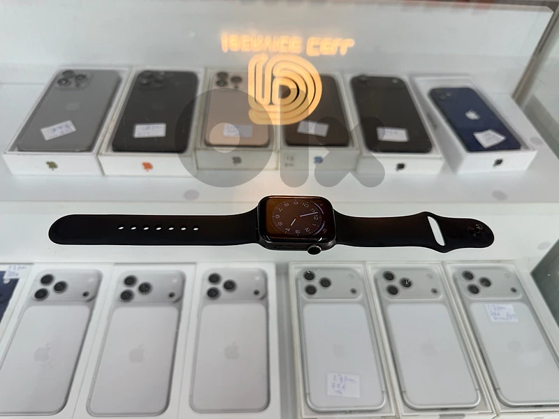 Apple watch series 4 44mm super clean in excellent condition: