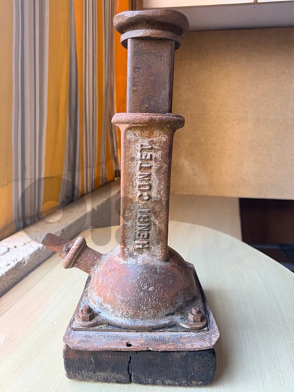 Vintage Cast Iron 5000 kg Screw Jack – HENNOS Depose