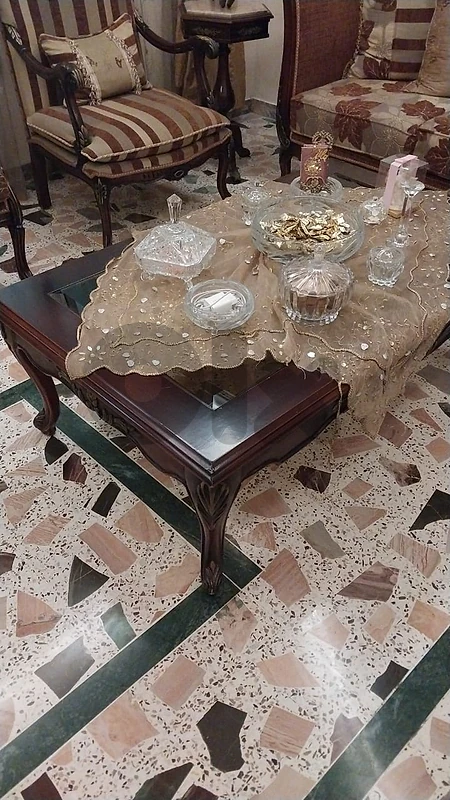 صالون من ٥ قطع مع طاولة كبيرة وبرادي
