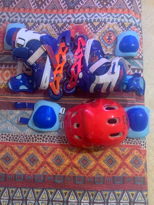 طقم سكيت سبايدرمان كامل  بحالة شبه جديدة (Skates + خوذة + حمايات)