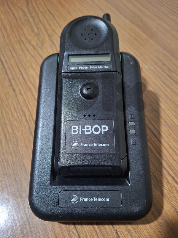قطعة متحفية نادرة لهواة الأنتيك والتكنولوجيا. جهاز Bi-Bop 10  1992)