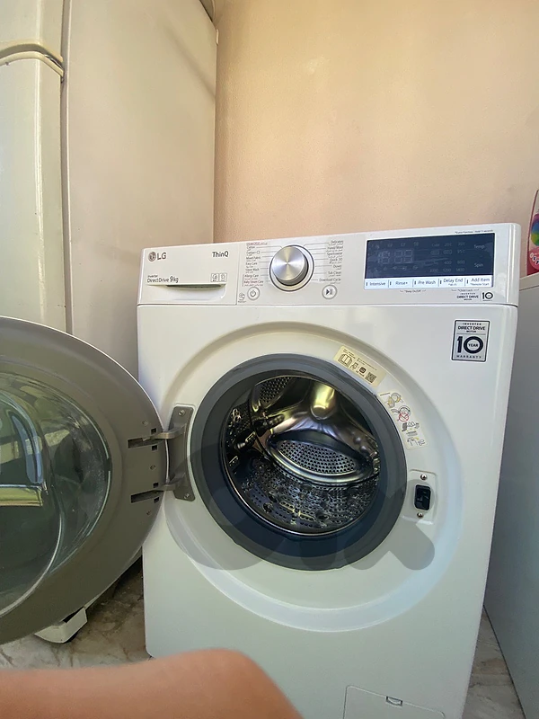 lg washing machine 9 kg with warrenty 1 year left