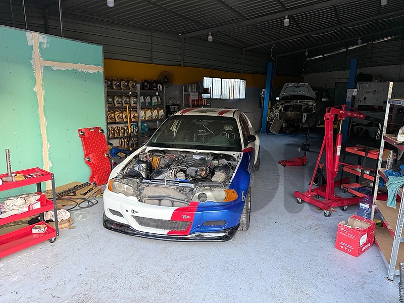Garage For automotive repair