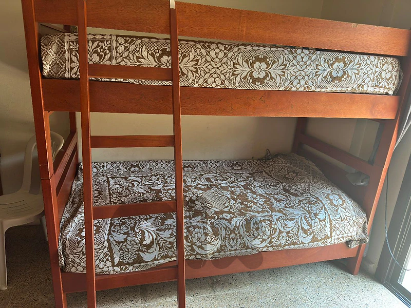 تخت طابقين خشب متين وممتاز مع الفرشات (Bunk Bed) – حالة ممتازة