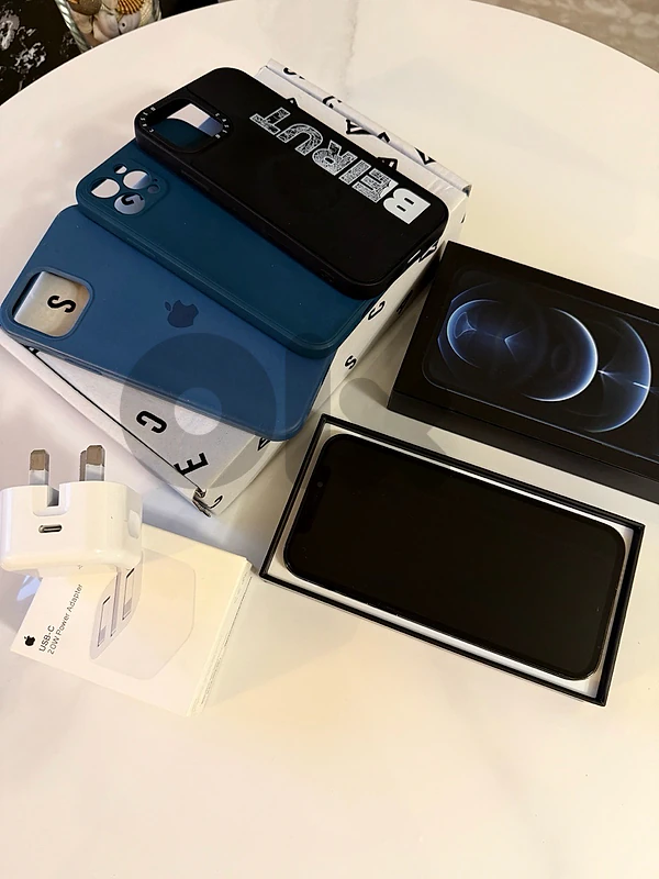 12 Pro 256GB + Original Adapter + 3 Covers