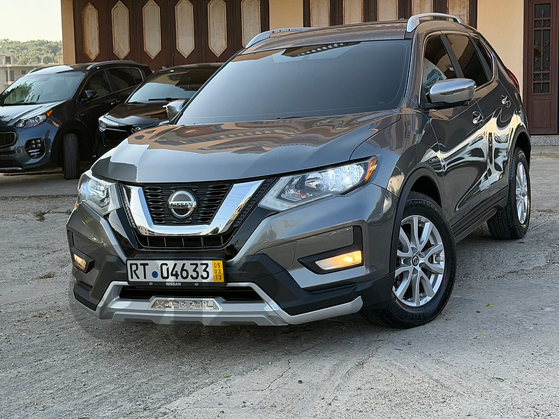 Nissan Rogue SV 4wd model 2018 5cameras super clean