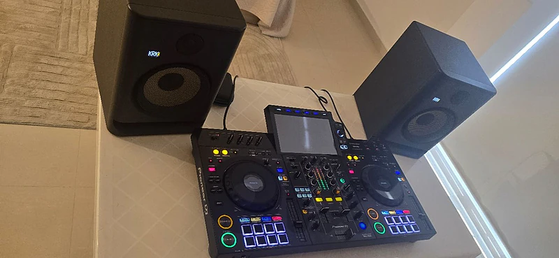 Pioneer xdj rx3+ 2x krk5 8inch speakers+ cables