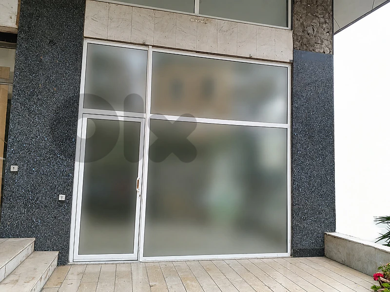 Fully renovated shop in 2 levels, good for a coffee shop.