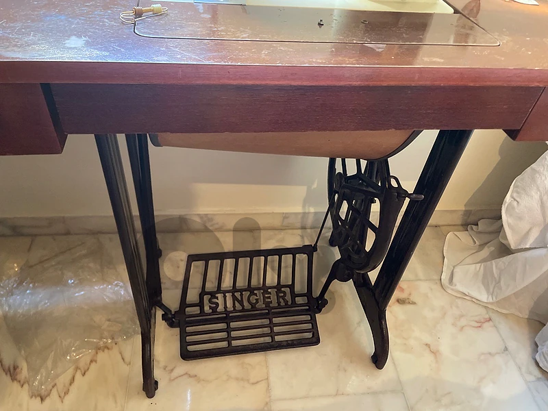Vintage Singer Sewing Machine – 50+ Years